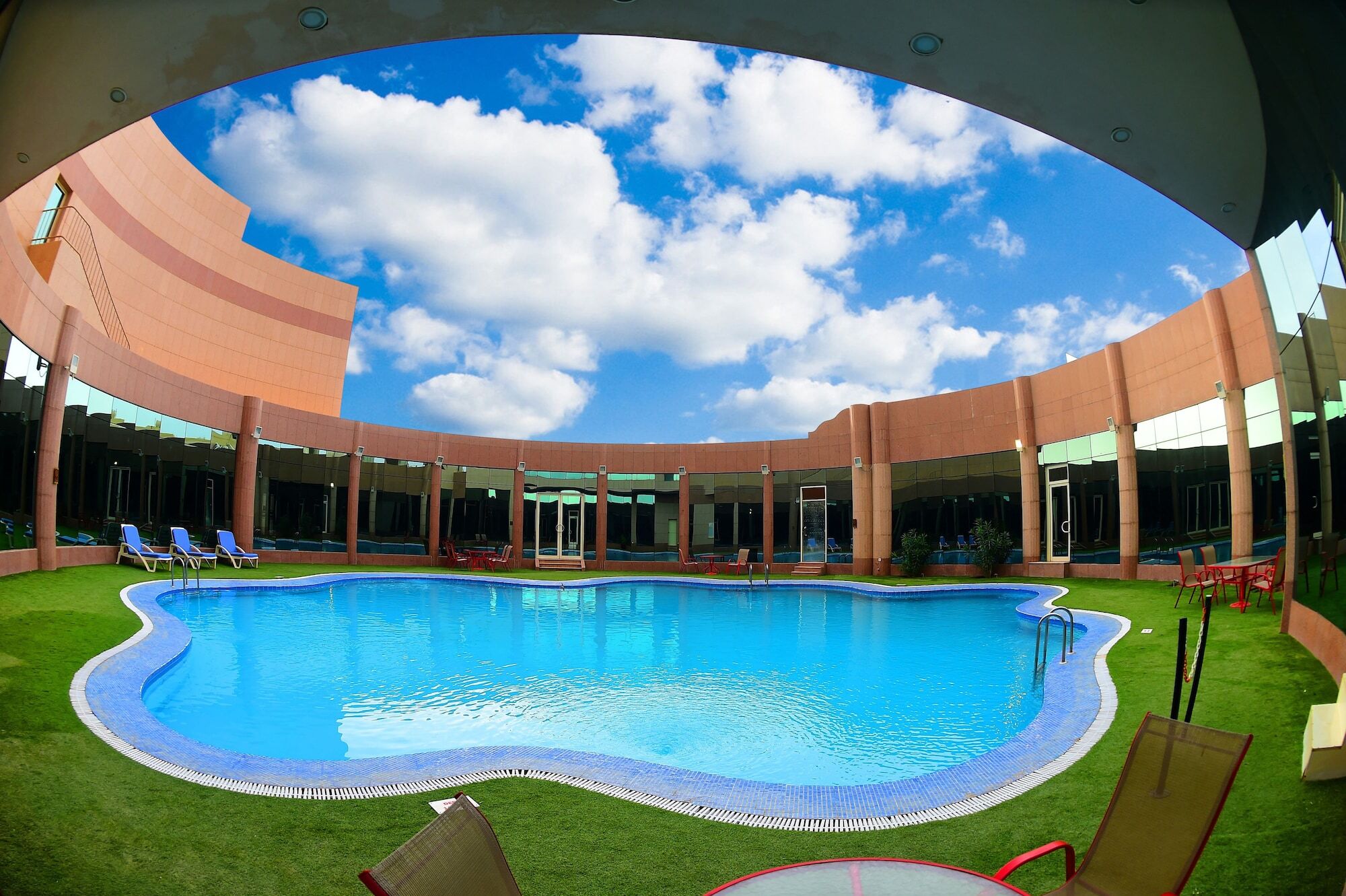 Ramada Hotel & Suites By Wyndham Al Qassim Al Bukayriah Exterior foto Swimming pool at the hotel